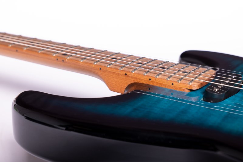 Washburn Sonamaster Elite roasted maple neck and body edge