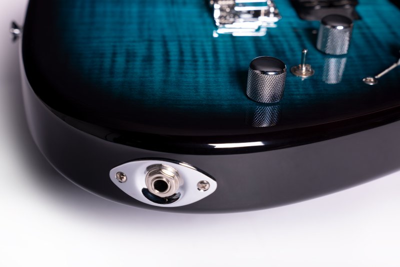 Washburn Sonamaster Elite controls and output jack